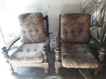 2 fauteuils en bois et tissu