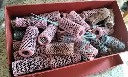 Rouleaux pour les cheveux (bigoudis) et les piques.