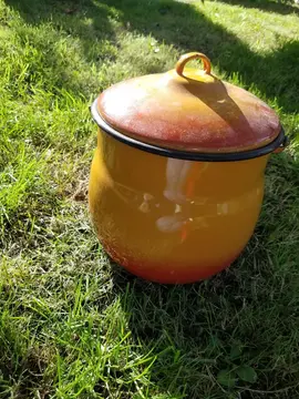 Pot en métal avec anse