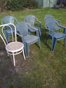 chaises en PVC et métal.