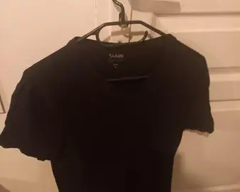 T Hirt manche court noir très bon état laver adulte femme ou homme taille m