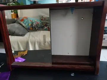 Petit meuble avec miroirs coulissant