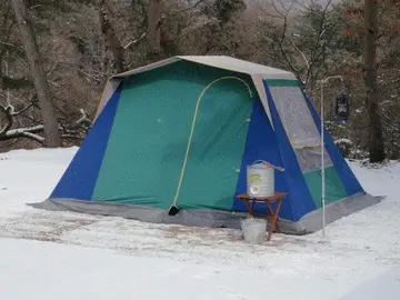 Tente de camping avec piquets