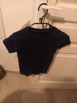 T -Hirt manche court bleu marine très bon état il est laver pour garçons taille 6/8 ans