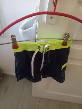 Short de bain marine et jaune fluo bon état laver enfant garçon taille 4 ans