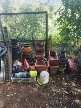 pots, balconieres plastique , mangeoires.