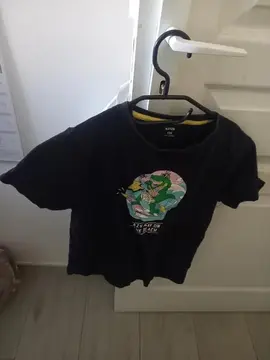 T Hirt manche court noir bon état laver dessins crocodile pour ados garçons taille 12 ans