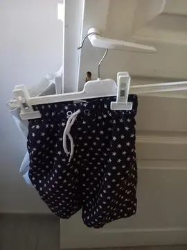 Short de bain très bon état laver noir avec dessins étoile pour enfant garçon taille 5 ans