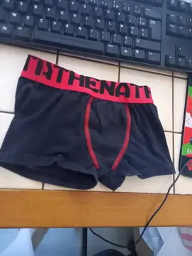 Boxer noir et rouge très bon état laver pour enfant garçons taille 4/5 ans