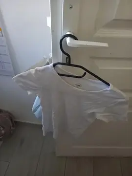 T shirt blanc manche court tres bon état laver pour enfant garçon ou fille taille 6/8 ans