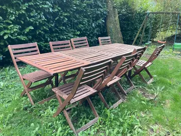 Table de jardin et 8 chaises