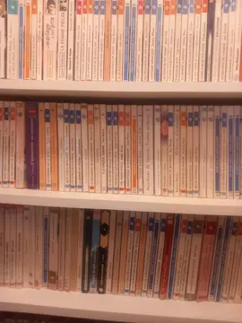 lot de plus d'une centaine de livres harlequin