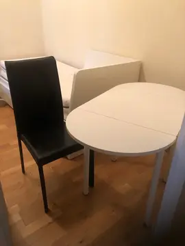 table de cuisine blanche et 4 chaise noir