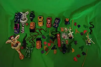 lot de jouets enfants voitures, moto, robot
