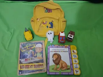 sac avec jouets et puzzles
