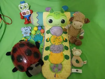 veilleuse et jouets bébé