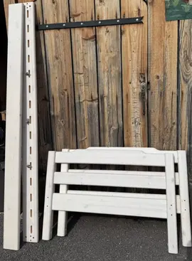 montants de lit une personne en bois massif lazuré, en bon état.
