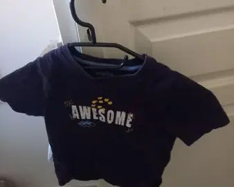 T-shirt manche courte bleu marine écriture blanc awesome très bon état laver pour enfant garçons tai
