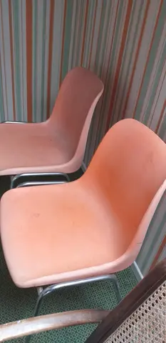 2 chaises couleur orange vintage
