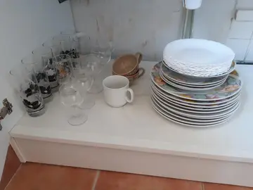Lot vaisselle (assiettes, verres, tasses)