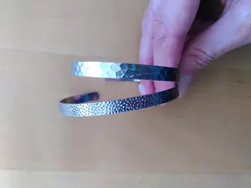 Deux bracelets argentée