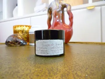 Petit pot en verre pour cosmétique
