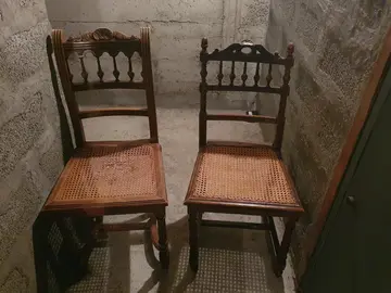 Chaises en bois abîmées