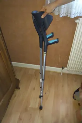 Une paire de béquilles