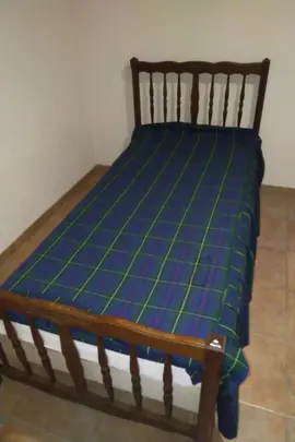 2 lits 1 place en bois : encadrement + matelas + sommier