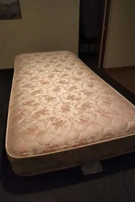 1 matelas 1 place (rose épais)