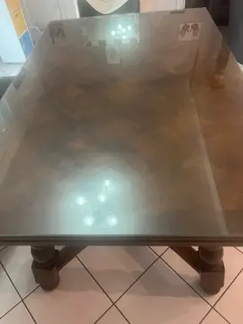 jolie table en bois ancienne avec vitre pour protéger la table avec 6 chaises en bois