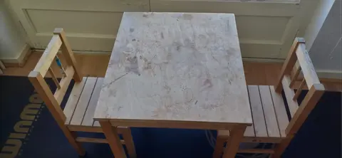 Table en bois pour enfant avec 2 petites chaises