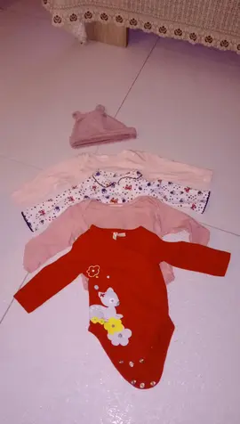 lot 4 body et un bonnet fille