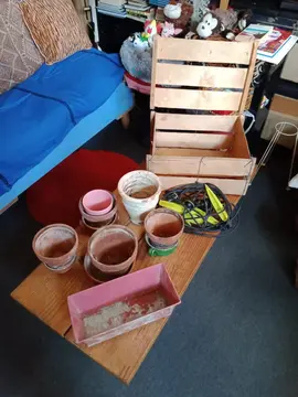 ensemble de pots de fleur et système d'irrigation dans une caisse de fruit en bois