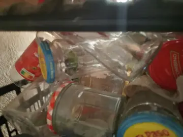Donne nombreux pots en verre (environ 50)