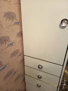 Je donne une armoire sur pied. Blanche, 3 tiroirs et un vaste tiroir en bas. Avec une grande glace.