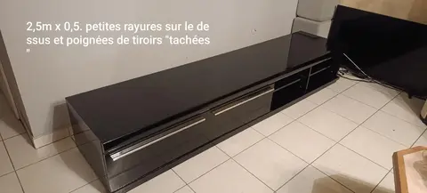 meuble TV noir laqué.