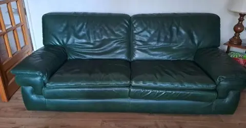 Lot canapé cuir convertible + pouf assorti - Coloris vert foncé