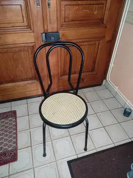 Donne 2 chaises bistrot et 2 tabourets