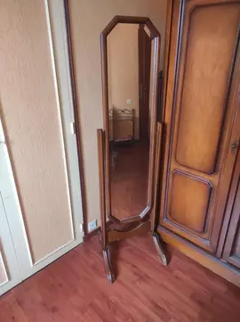 Donne miroir sur pied