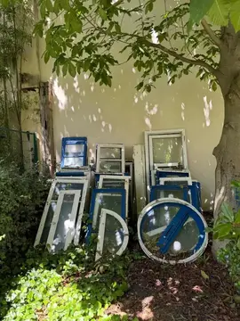 Fenêtres en bois, vitres et volets