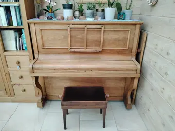 Piano droit du début du XXème siècle, désaccordé et non accordable en l'état