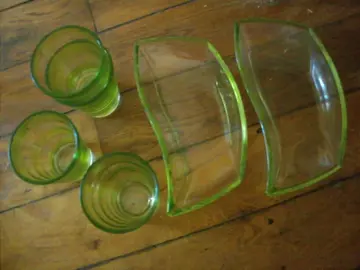 4 VERRES VERT ET 2 RAVIERS ASSORTIS