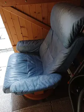 fauteuil en cuir bleu tournant et inclinable par pression corporelle