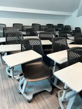 chaises sur roulettes d’écriture avec tablette