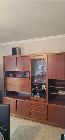 ensemble meuble de rangement et table ronde