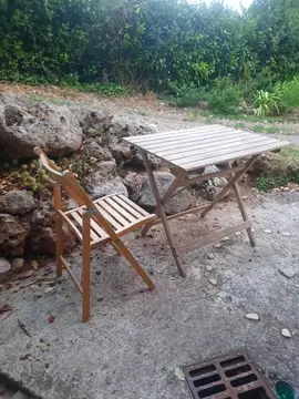 table bois pliante avec 4 chaises pliantes
