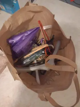 lot de ceintres et de sacs à ranger