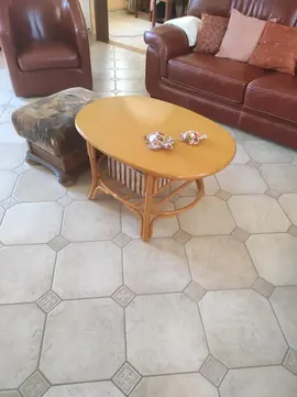 Donne petite table en rotin