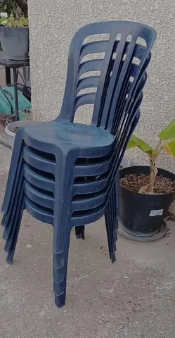 Donne 5 chaises de jardin bleues